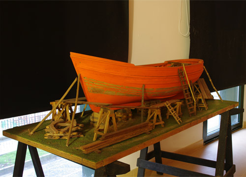 Maqueta de un Barco en la Puerta de Entrada de Puerto de Vega