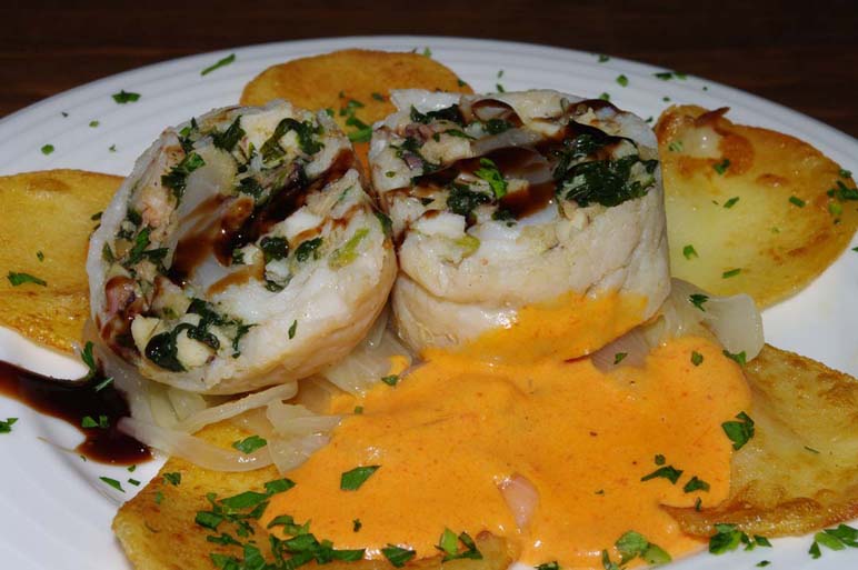 Filete de Lenguado relleno de Pulpo, Gambas y Espinacas con salsa de Pimientos - Se abre en ventana nueva